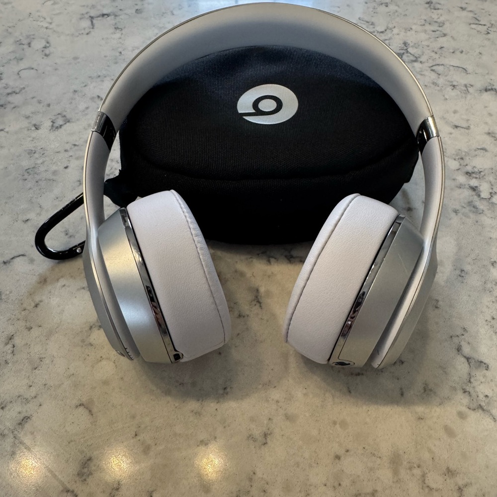 Beats Silver Wireless Headphones - Picture 3 of 4